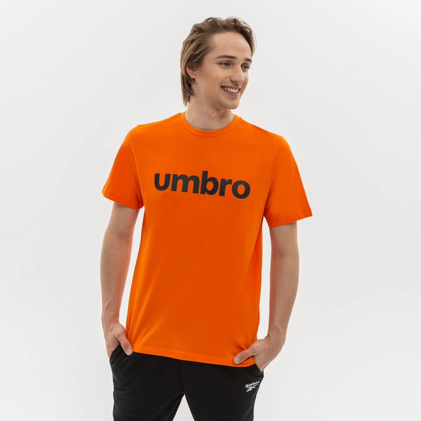 цена Футболка Umbro с линейным логотипом, оранжевый