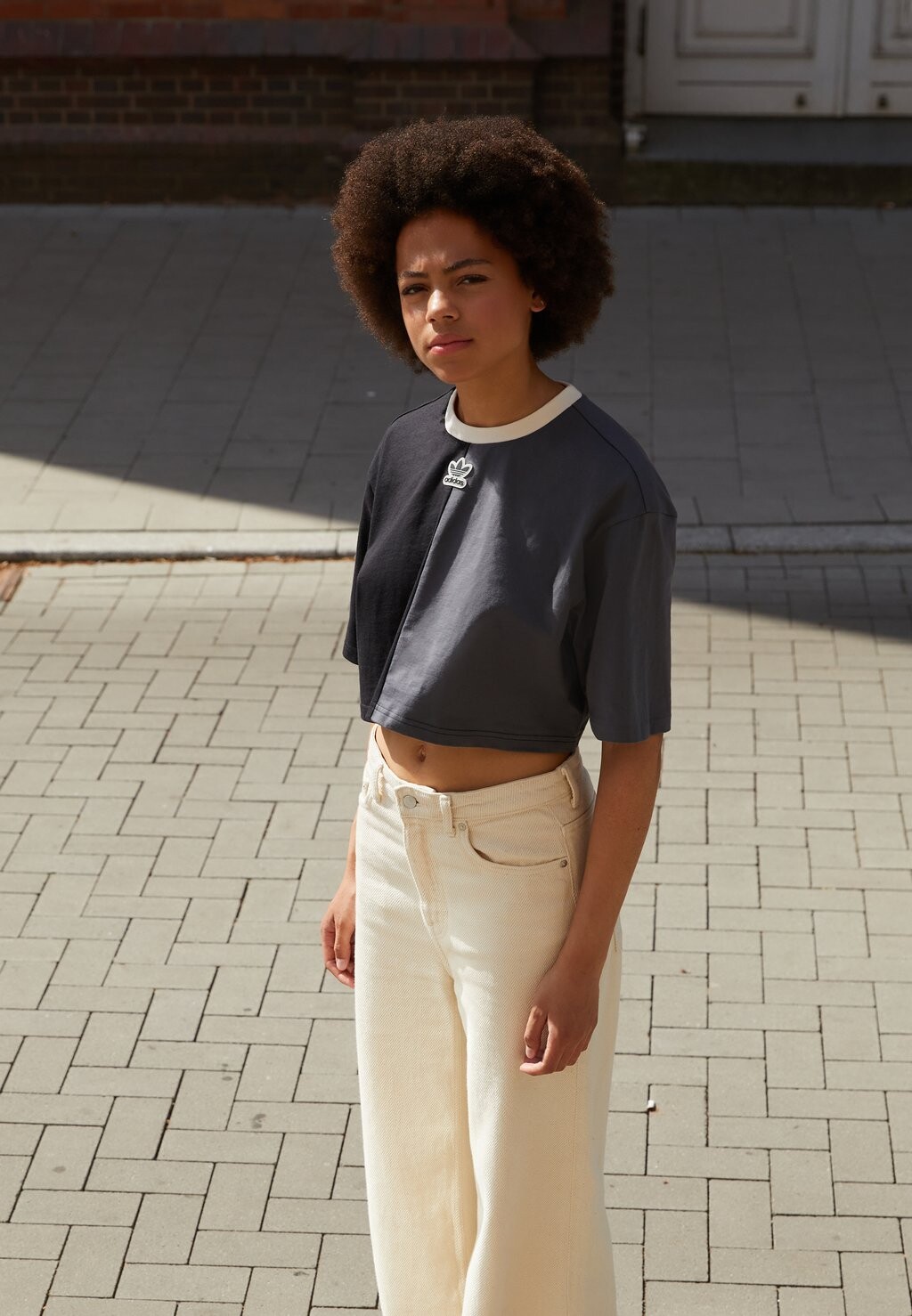 

Футболка с принтом CROPPED TEE adidas Originals, черный