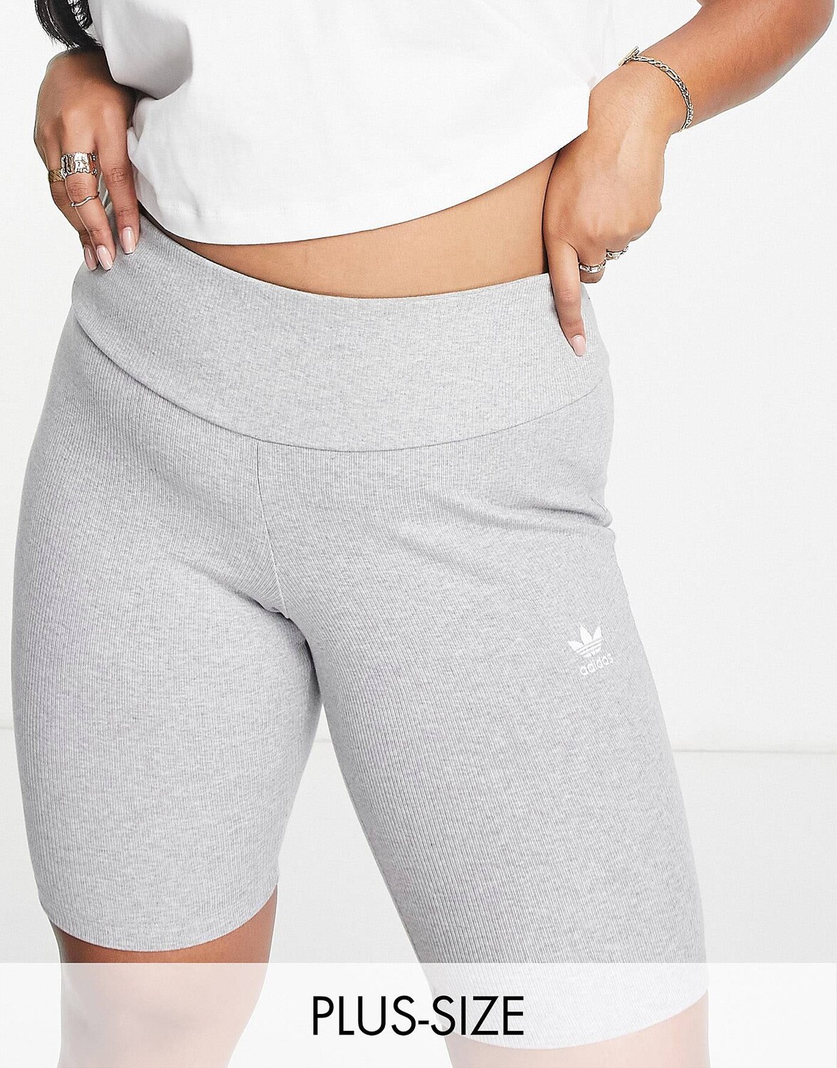 

Серые шорты adidas Originals Plus Essentials