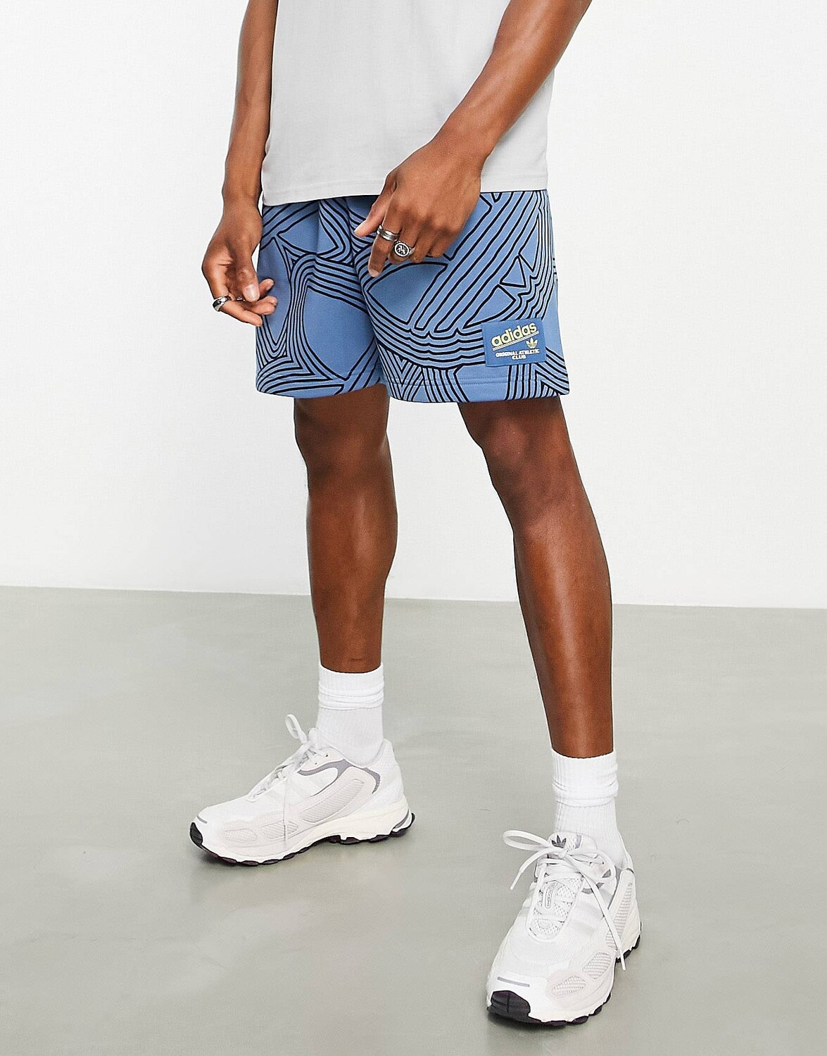 

Синие шорты с принтом трилистника adidas Originals Athletic Club