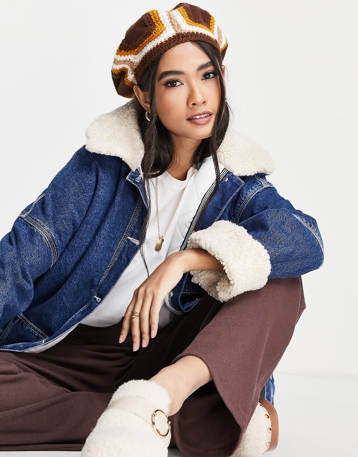 

Коричневый вязаный берет с замшевыми нашивками ASOS DESIGN