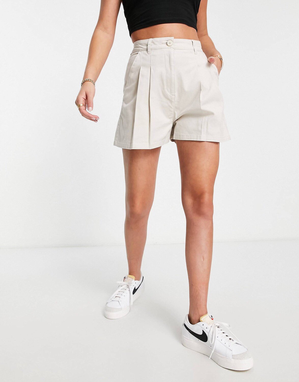 

Короткие брюки чинос с камнем ASOS DESIGN