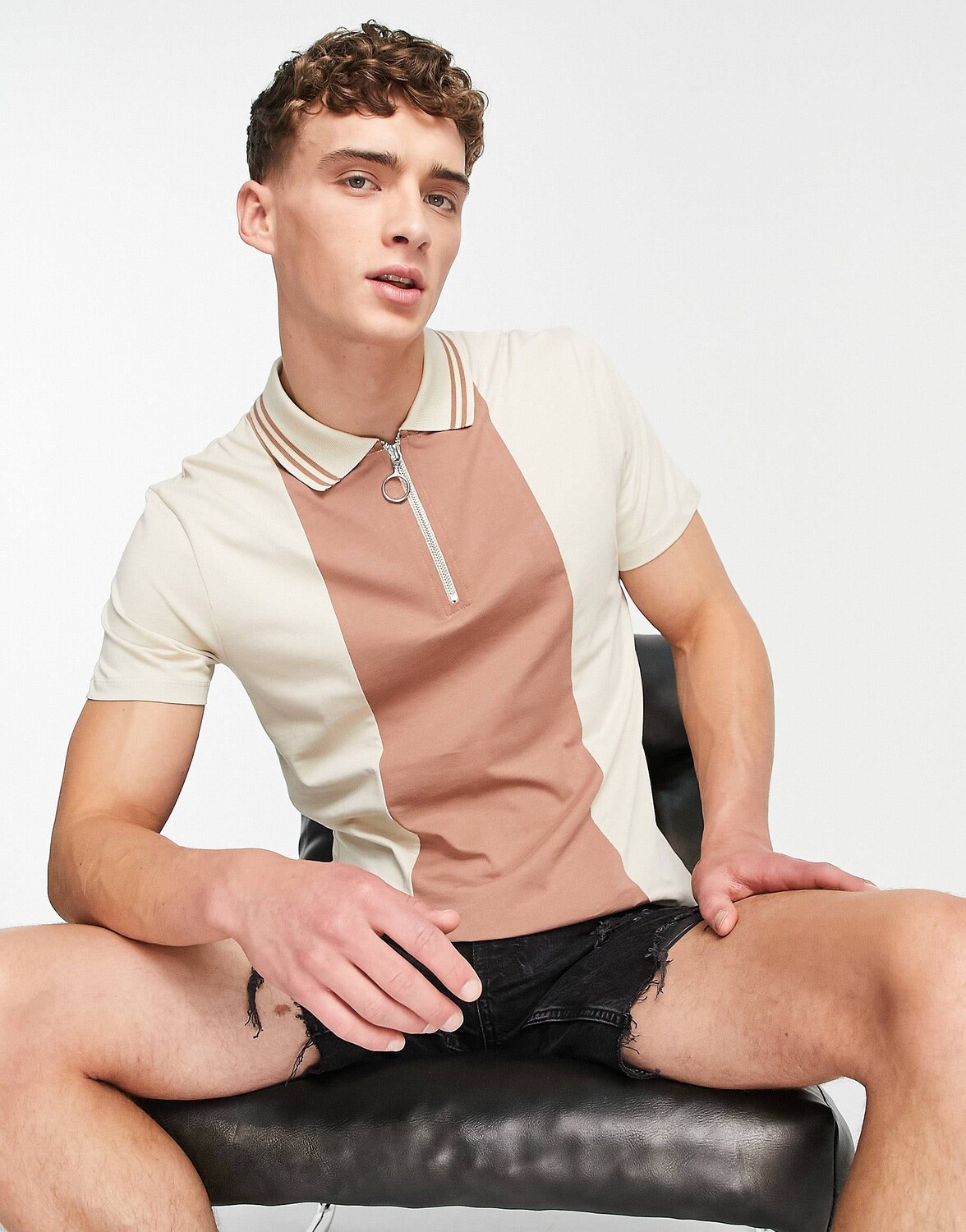 

Коричневая футболка-поло с воротником в стиле ретро и молнией ASOS DESIGN