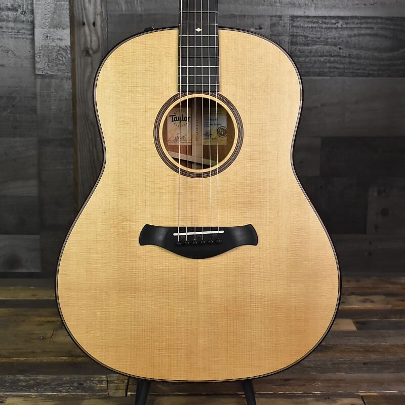 

Taylor Builder's Edition 517e в твердом футляре с цветочным принтом Builder's Edition 517e with