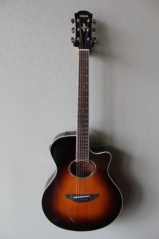 Абсолютно новая акустическая/электрическая гитара Yamaha APX600 с чехлом - Sunburst цена и фото