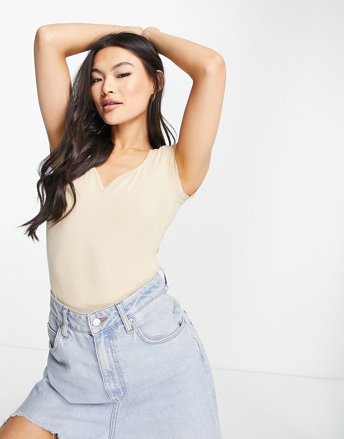 

Боди-футболка с короткими рукавами и вырезом в форме сердца из камня ASOS DESIGN