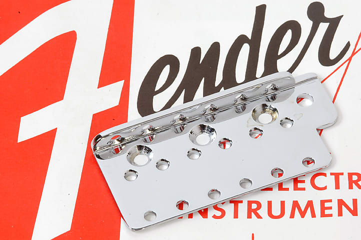 Пластина тремоло Fender USA Vintage Jimi Hendrix Strat, хром, левая рука 0040851000 Genuine Fender Vintage / Jimi Hendrix Strat Tremolo Plate, Chrome, Left Hand 0040851000 black boat input output plate socket with screws for fender strat guitar