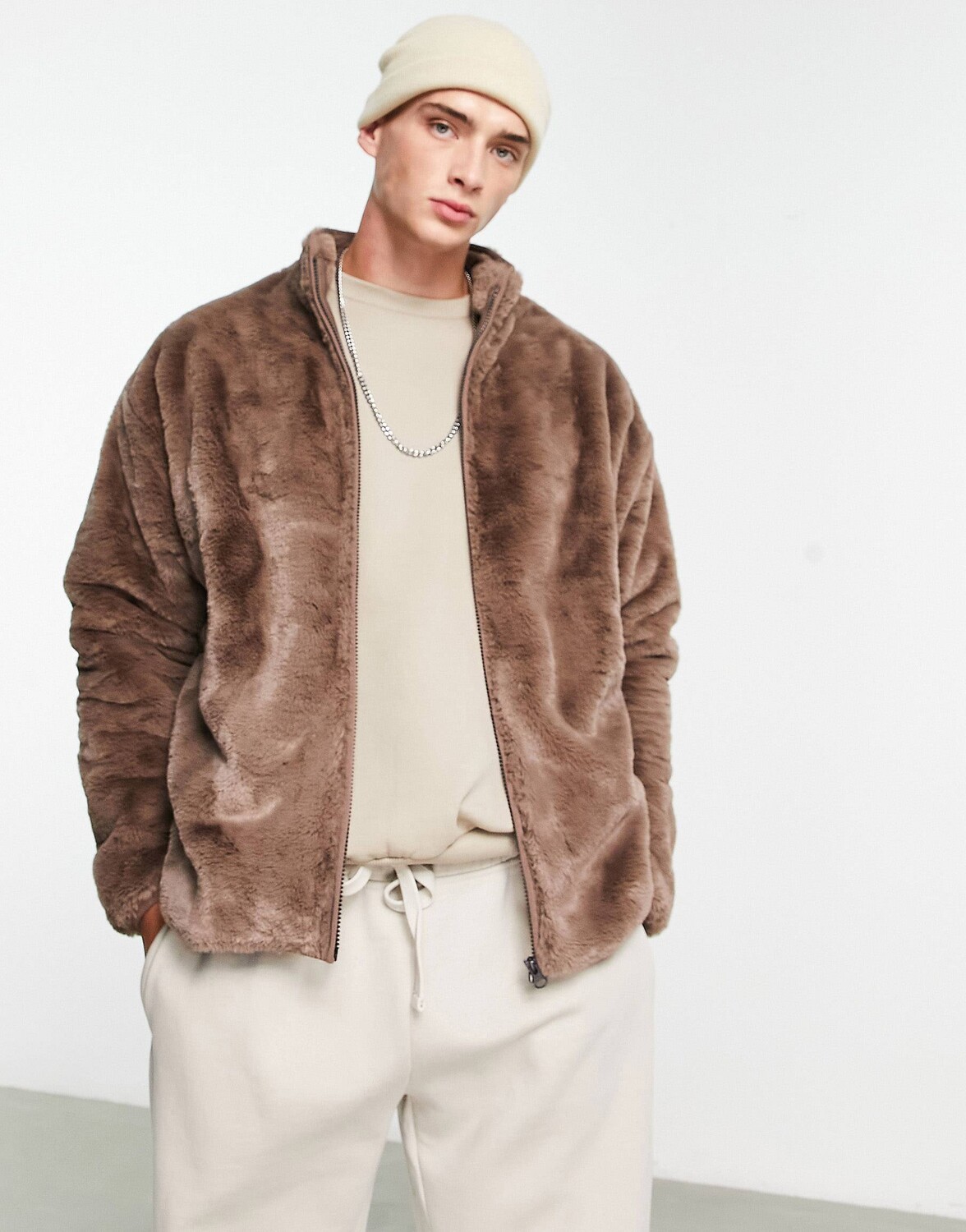 

Свободная спортивная куртка коричневого цвета из искусственного меха ASOS DESIGN