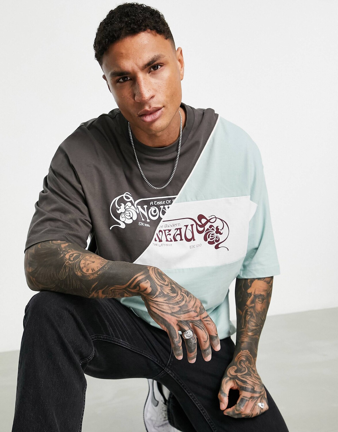

Зелено-серая футболка оверсайз с принтом ASOS DESIGN