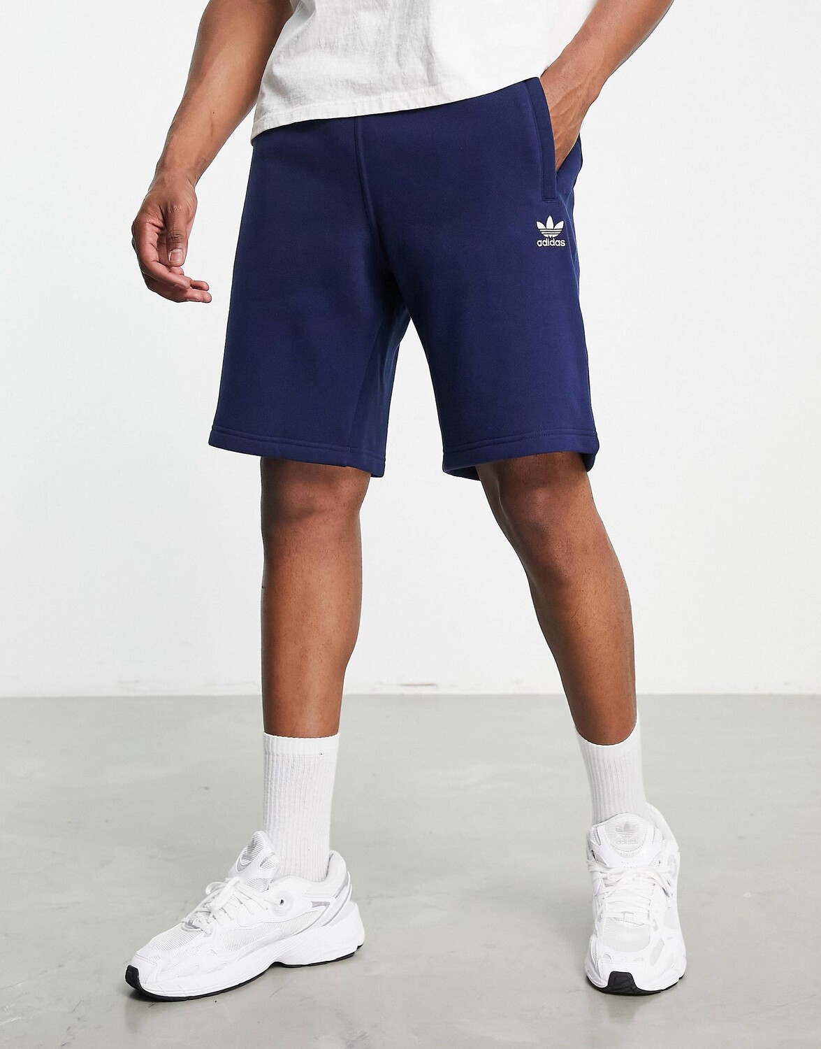 

Темно-синие шорты с логотипом adidas Originals Trefoil Essentials