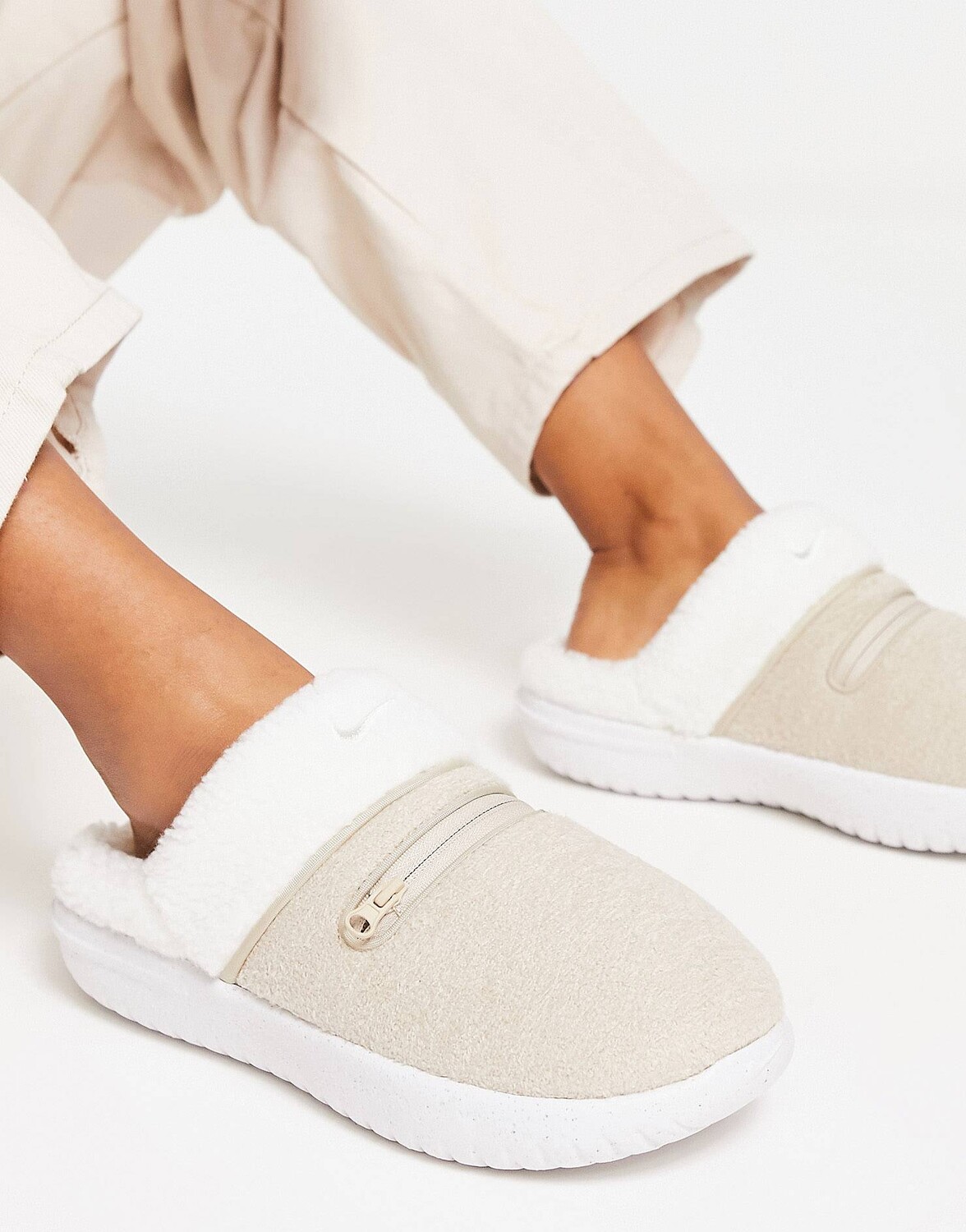 

Бежевые шлепанцы Nike Burrow Borg