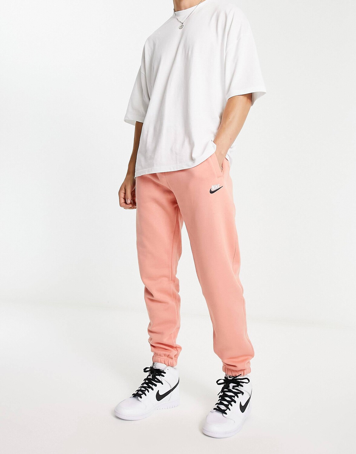 

Джоггеры Nike Club из корня марены