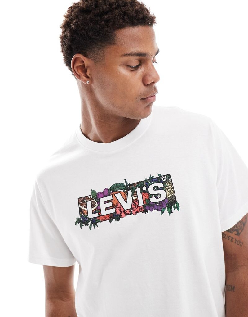 

Levi's — удобная белая футболка с яркой коробкой с логотипом в виде фруктов