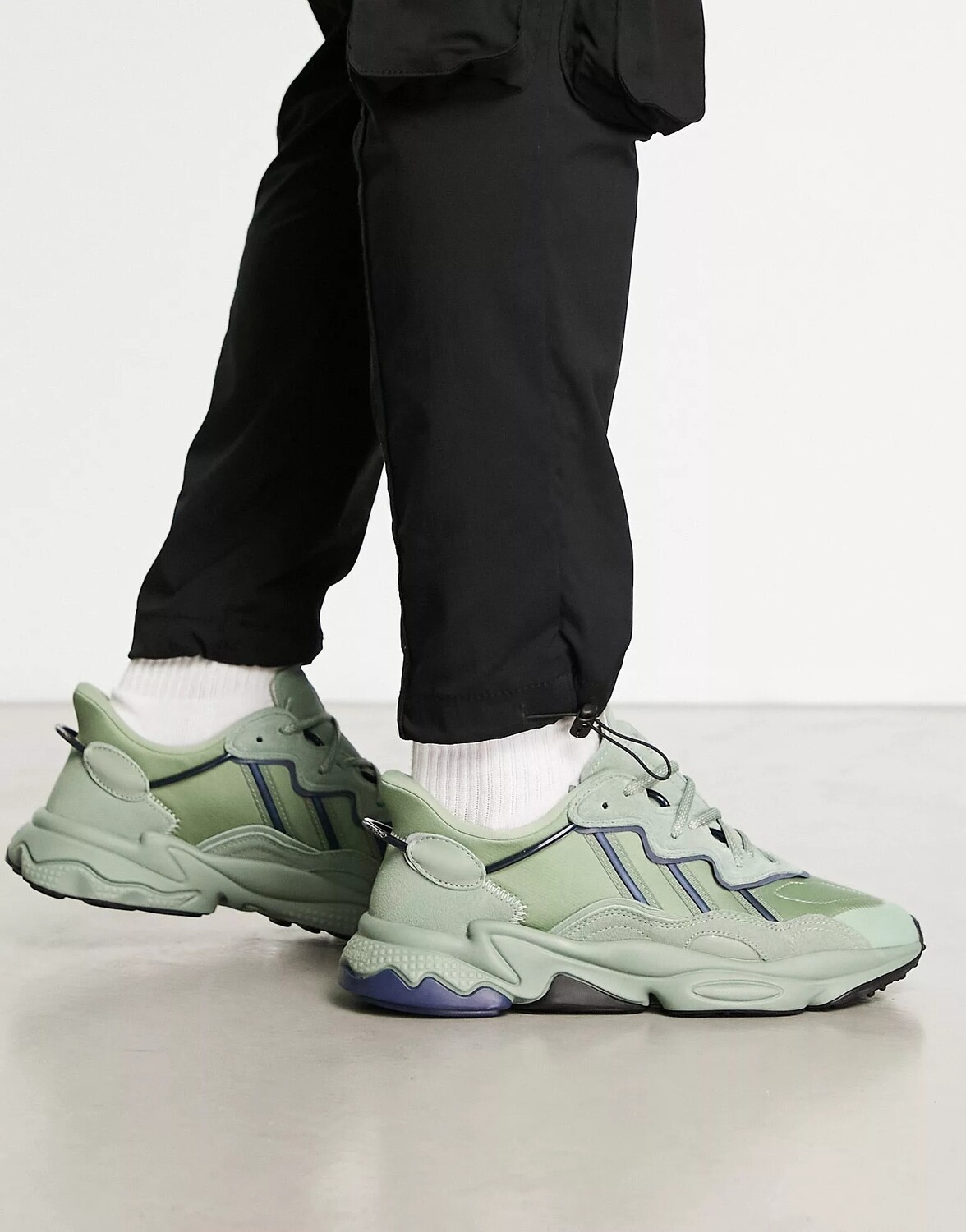 

Выбеленные темно-зеленые кроссовки adidas Originals Ozweego