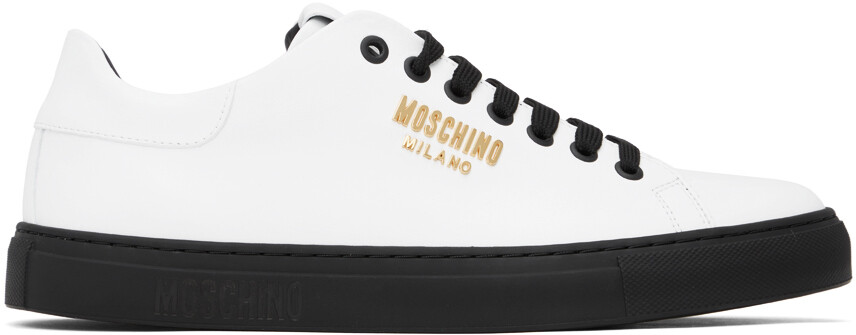 

Белые кроссовки с фурнитурой и логотипом Moschino