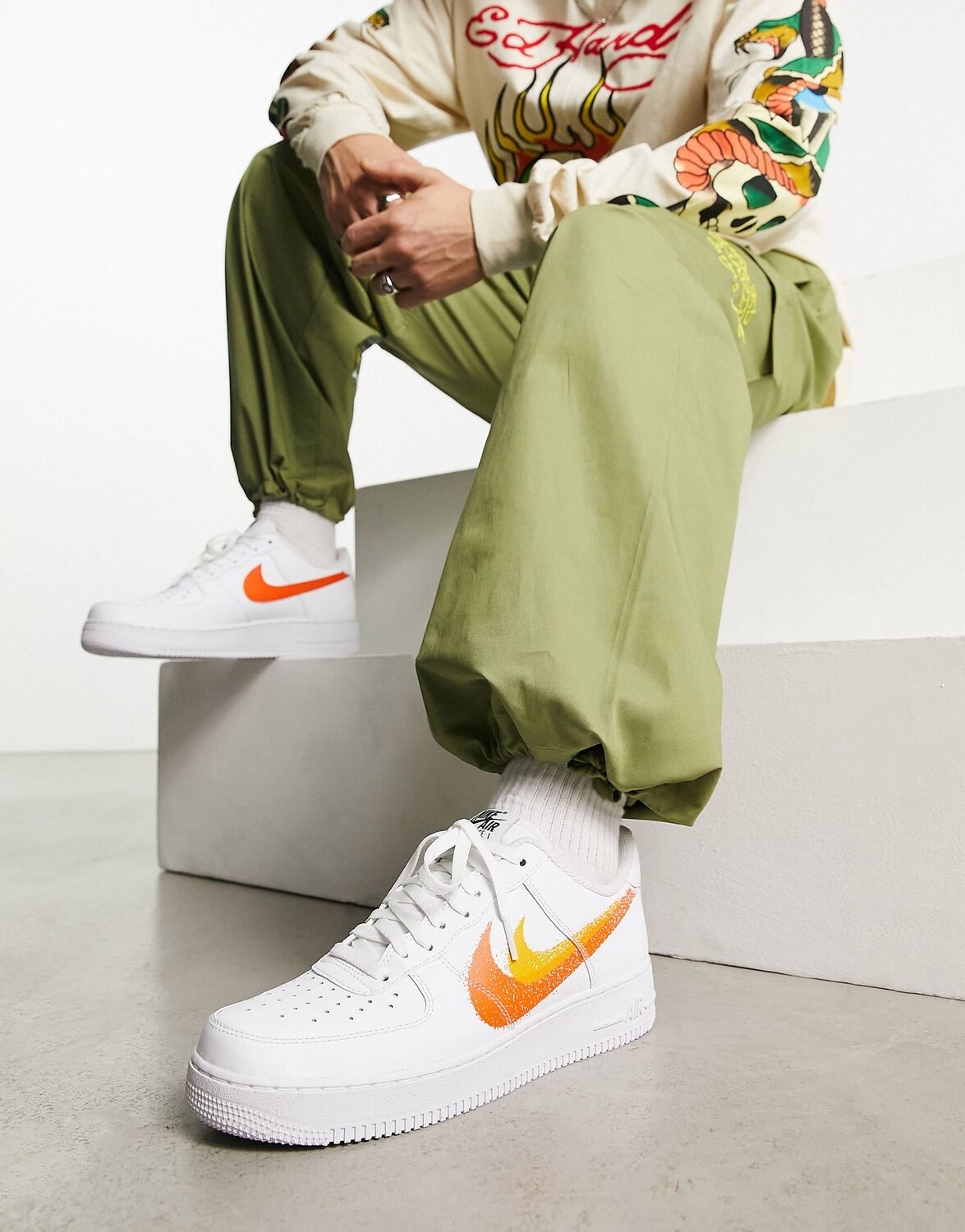 Бело-оранжевые кроссовки Nike Air Force 1 '07 с двойным логотипом ...