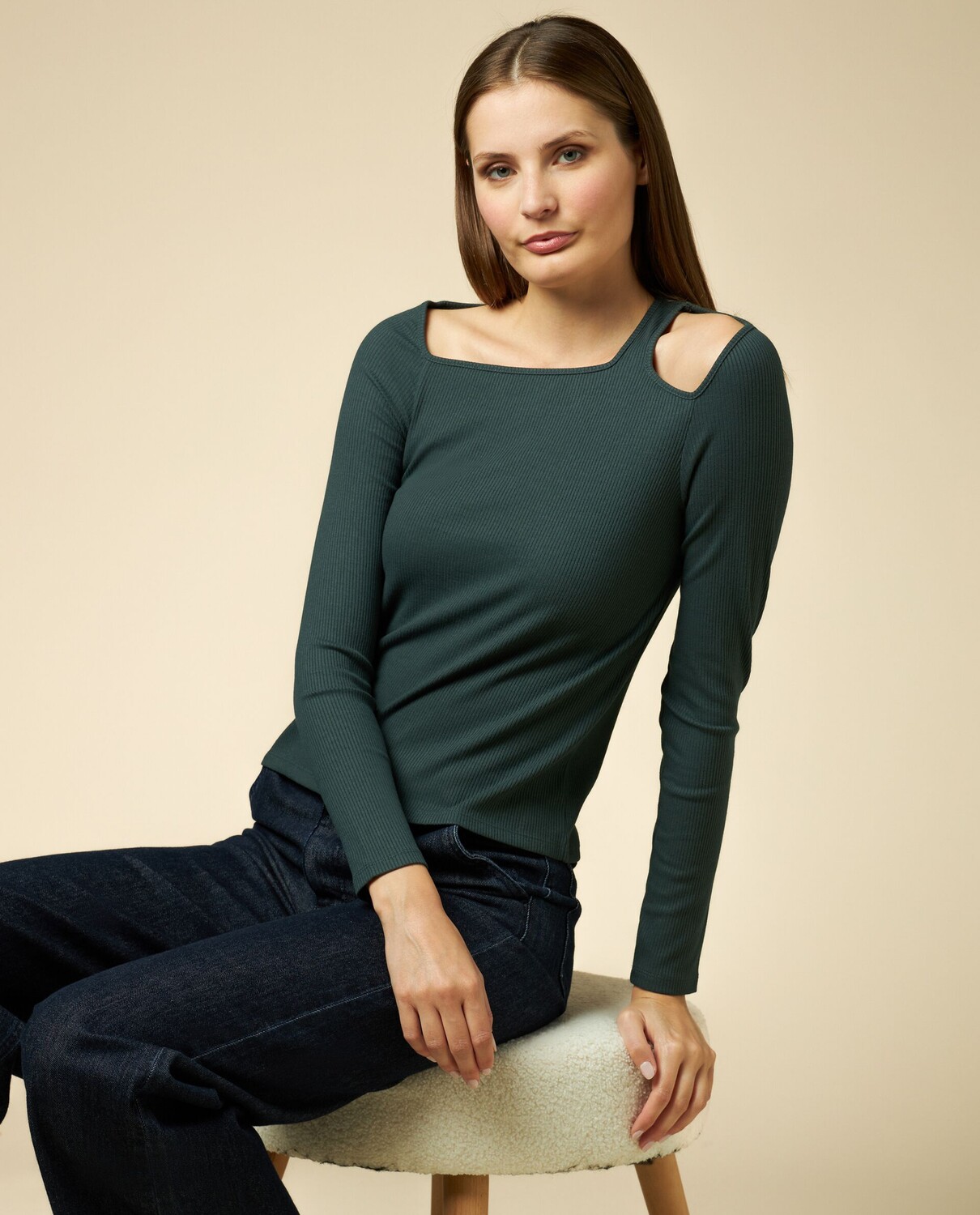 

Женская футболка в рубчик с вырезом на плече NICE&CHIC, зеленый