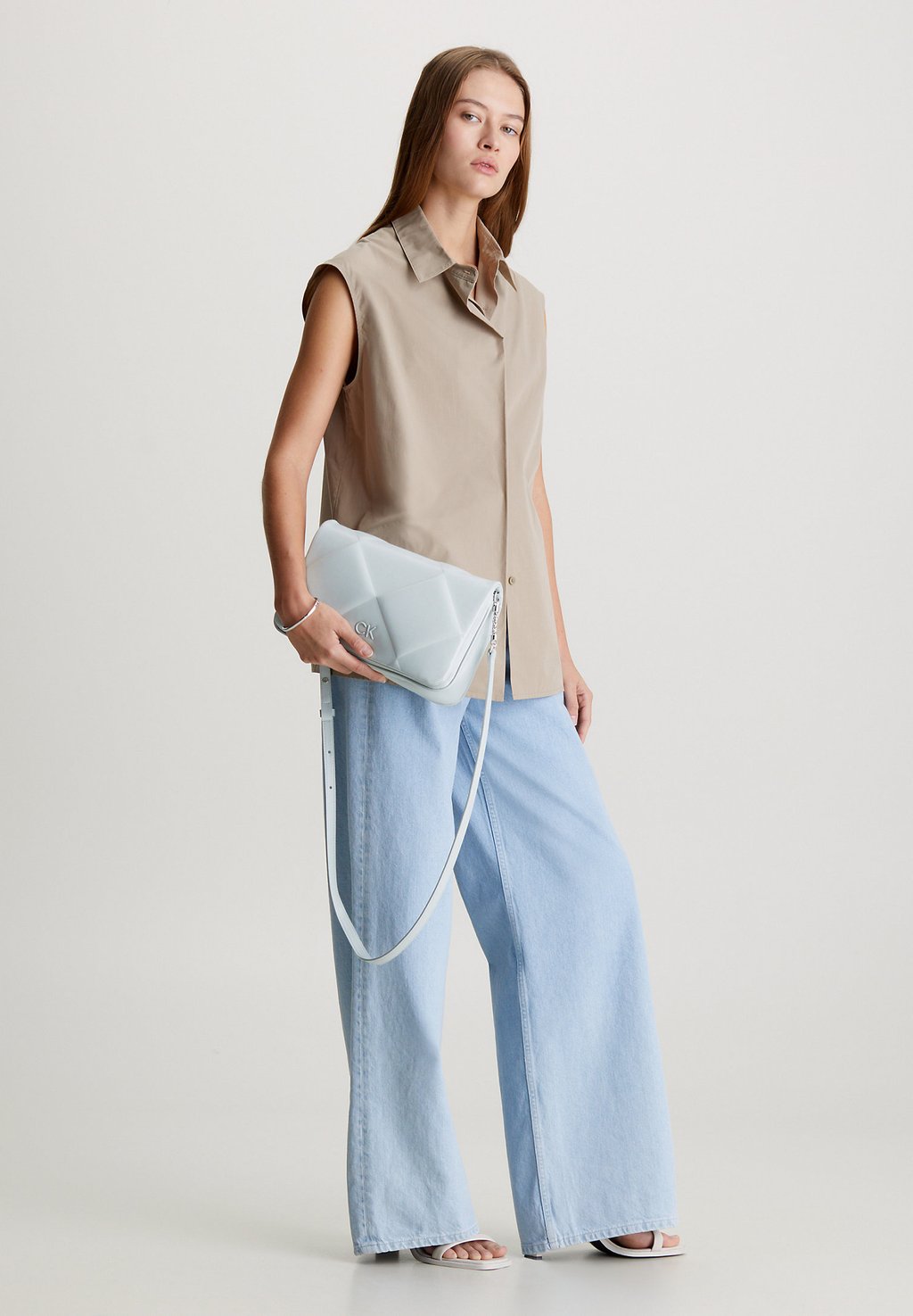 Сумка через плечо QUILT SHOULDER BAG Calvin Klein, цвет pigeon цена и фото