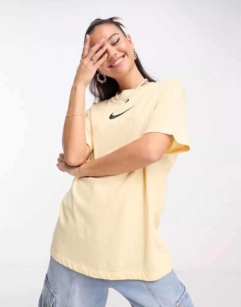 

Бледно-ванильная футболка-бойфренд миди с галочкой Nike Nike
