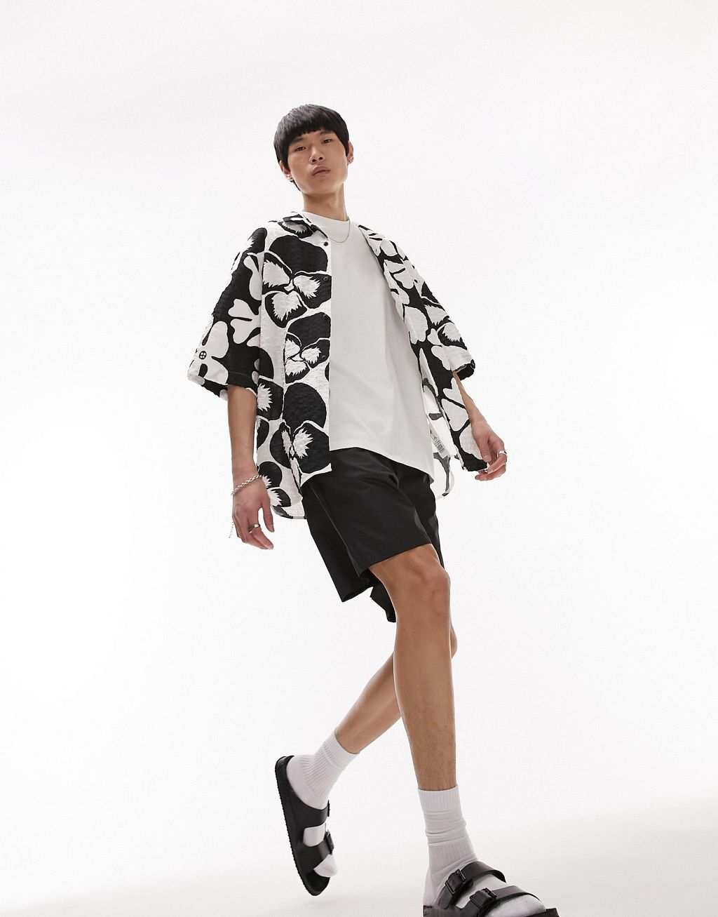 

Черно-белая рубашка оверсайз с фактурным цветочным принтом Topman