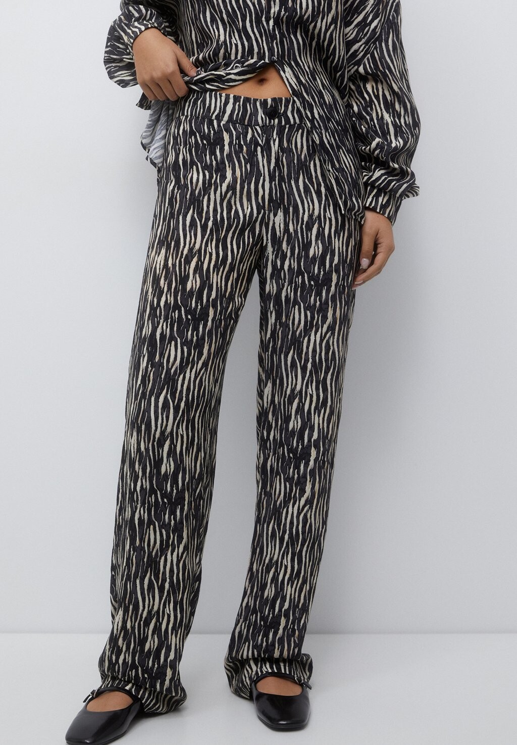 

Брюки FLOWING ANIMAL PRINT PULL&BEAR, цвет black