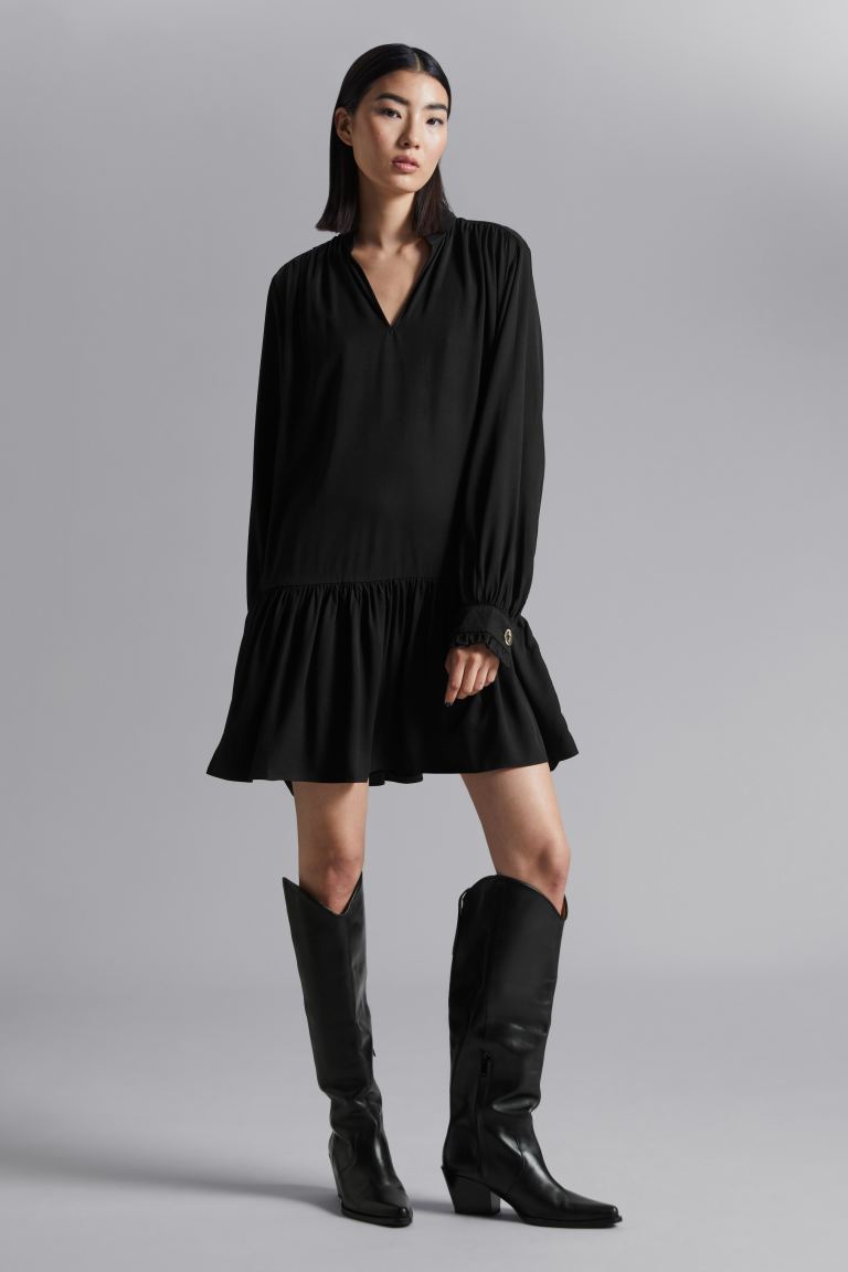 Широкое мини-платье с воланом и другими историями H&M, черный платье oodji мини 44 размер