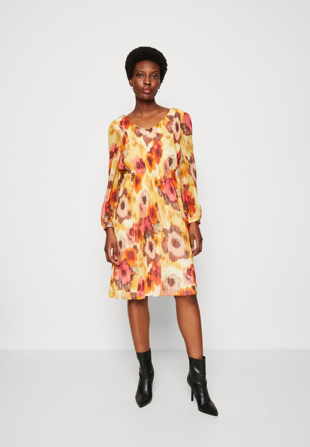 

Коктейльное платье Esprit