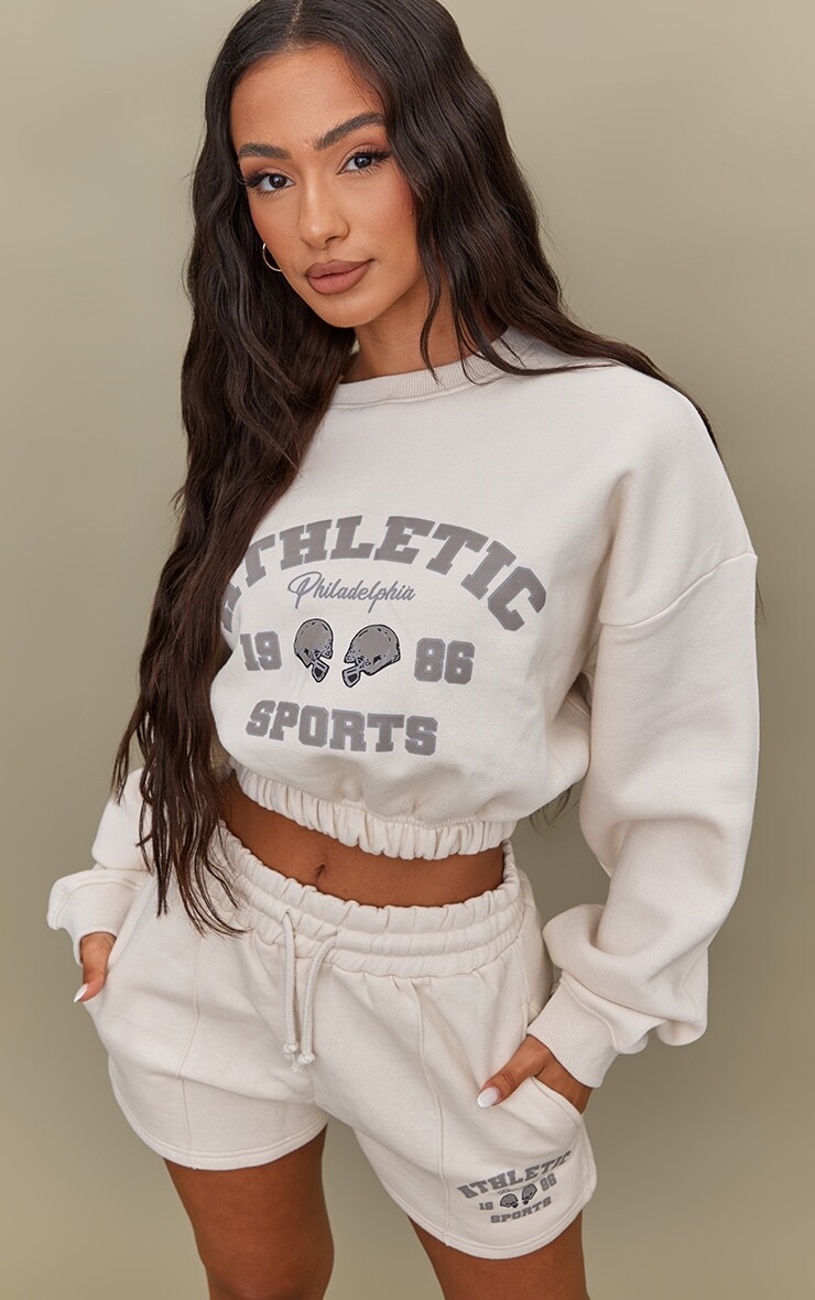 

PrettyLittleThing Спортивный укороченный джемпер кремового цвета Petite Athletic