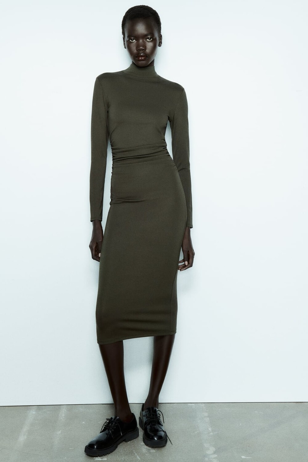 

Платье миди со сборками ZARA, хаки