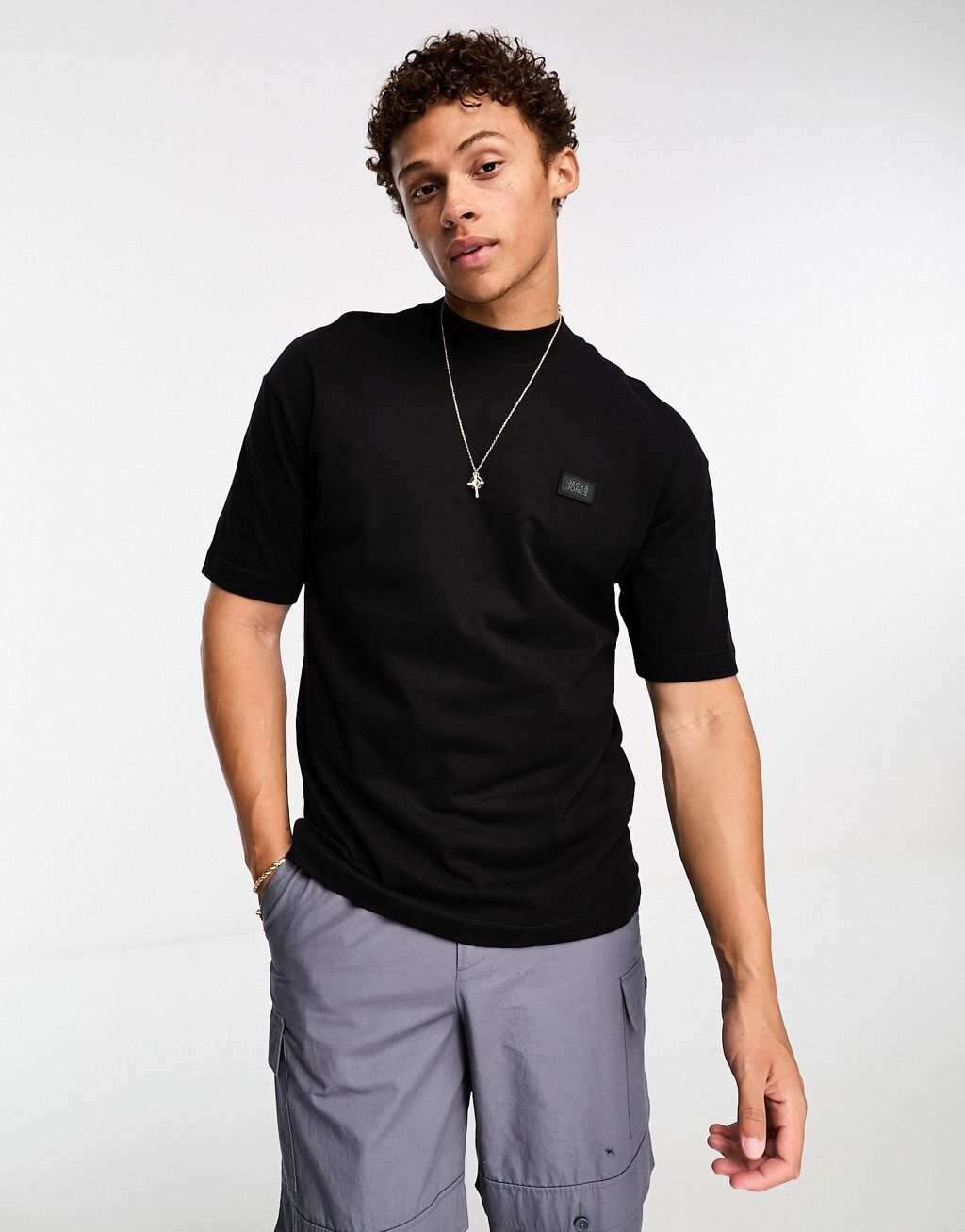 

Черная объемная футболка с воротником-стойкой и значком Jack & Jones Core