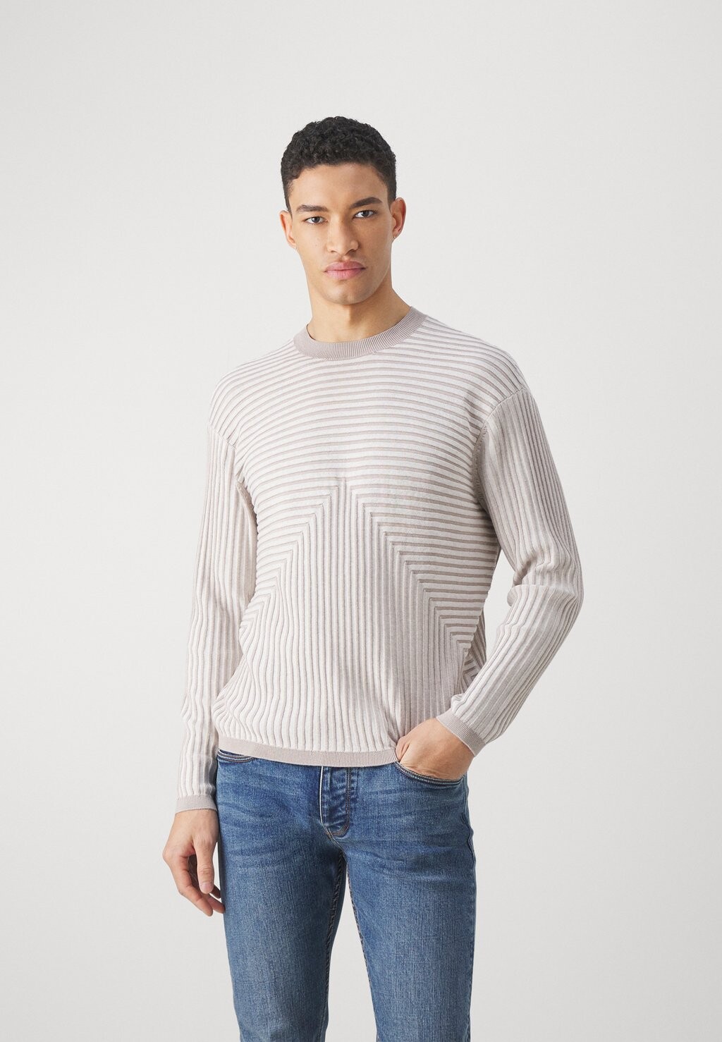 

Свитер Emporio Armani, бежевый