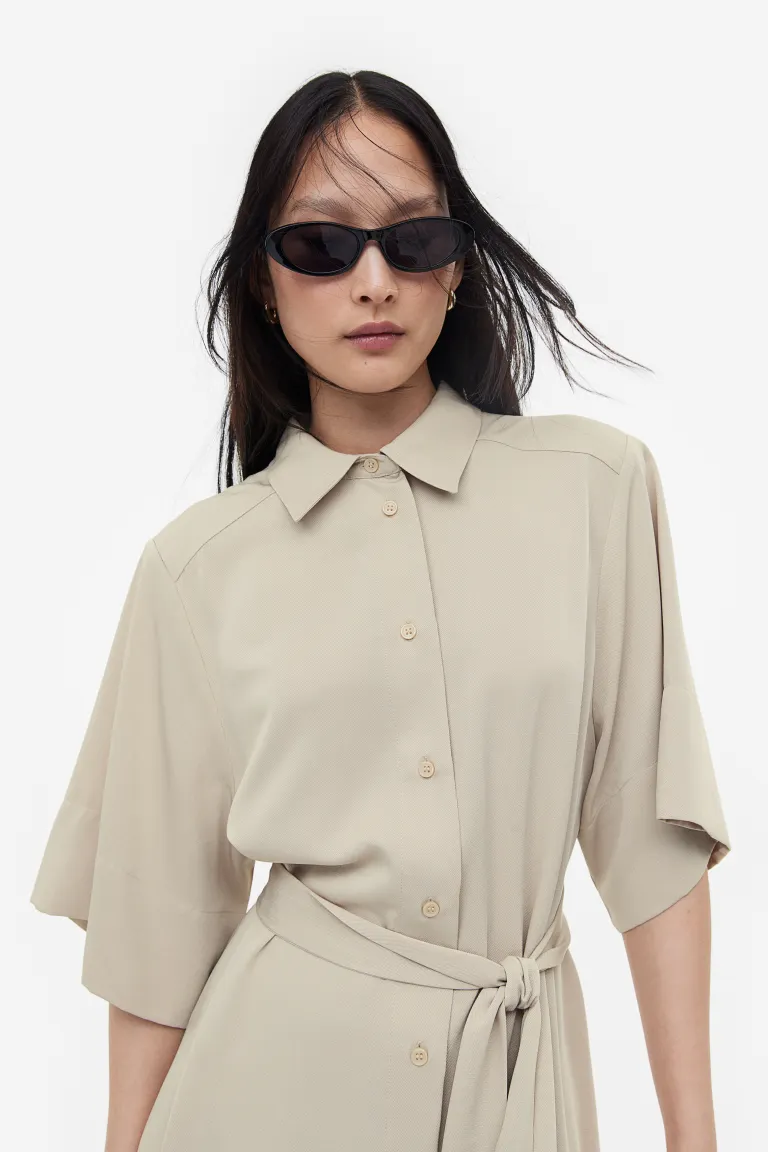 Платье-рубашка с поясом с галстуком H&M, бежевый стеганое тканое пальто свободного кроя со съемным поясом corneliani черный