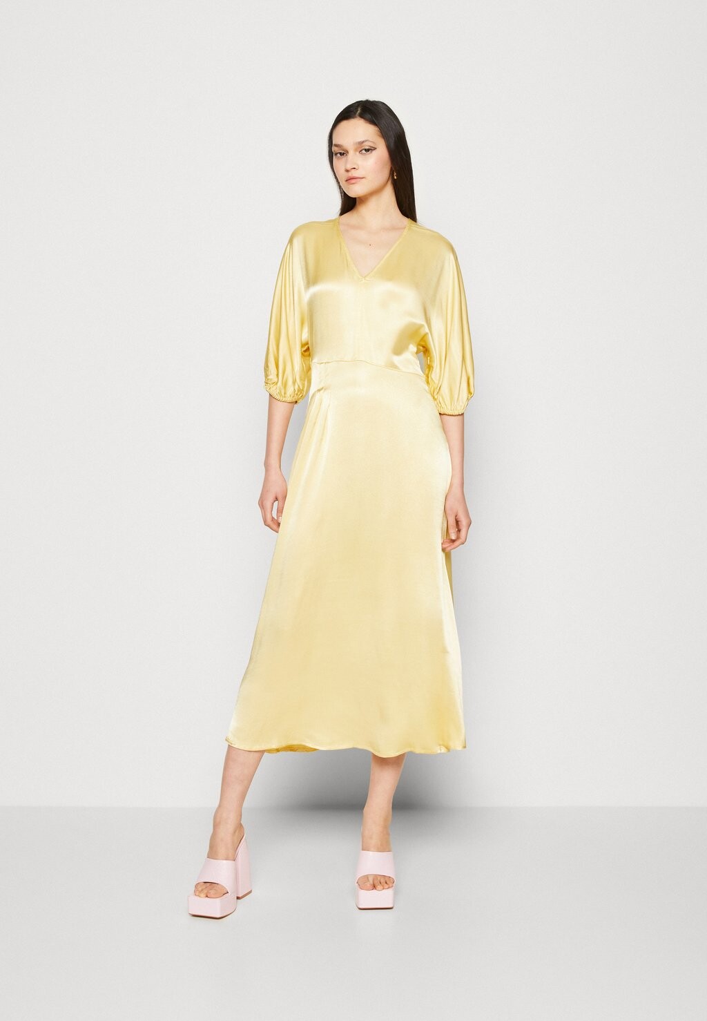 

Коктейльное платье Soaked in Luxury