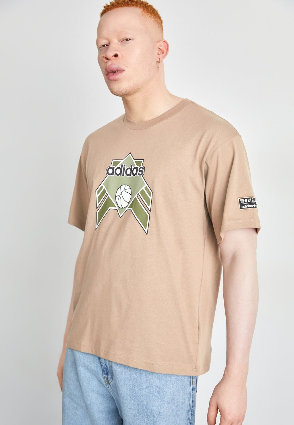 

Футболка с принтом adidas Originals, коричневый