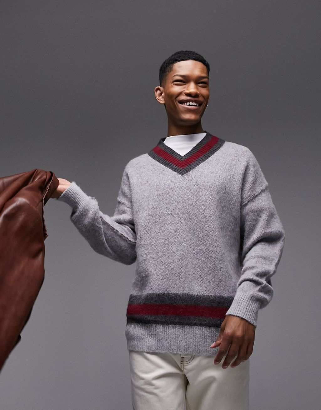

Темно-серый джемпер для крикета с V-образным вырезом Topman