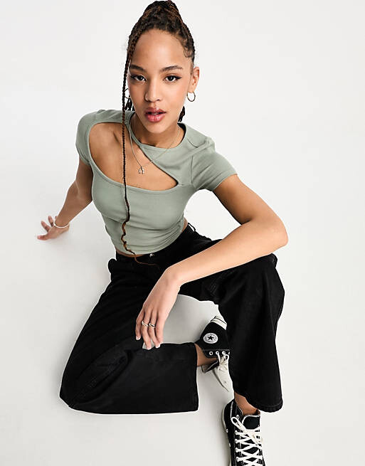 

Футболка цвета хаки с вырезом Stradivarius