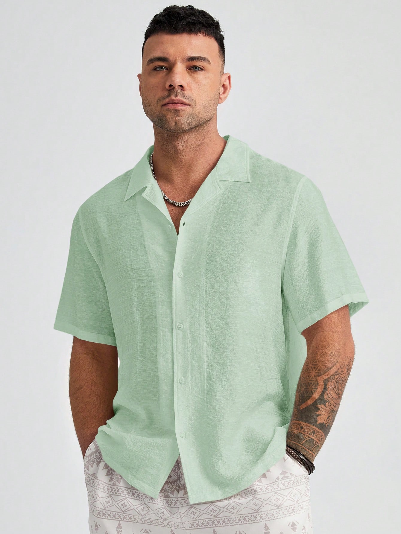 цена Manfinity Homme Мужская однотонная тканая рубашка больших размеров с коротким рукавом больших размеров, зеленый