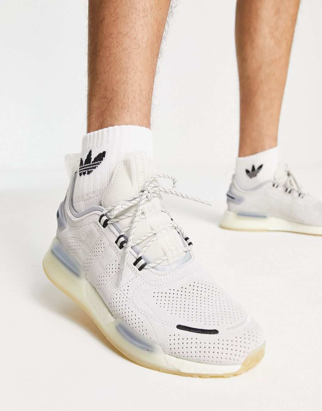 

Светло-серые кроссовки adidas Originals NMD V3, Серый