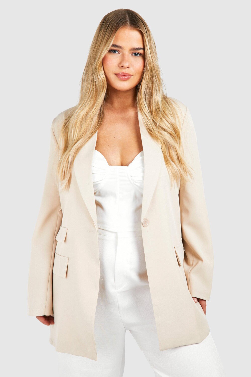

Большой блейзер с двойными карманами Plus boohoo, бежевый