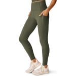 Брюки Beyond Yoga Powerbeyond Strive Pocket Midi Leggings, цвет Modern Olive - фото 3