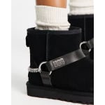 Черные ботинки UGG Classic Mini Chains - фото 3