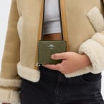 Кошелек Snap COACH, цвет silver/olive drab/olive drab - фото 3