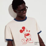 Футболка флисовая Uniqlo Mickey Stands с рисунком, молочный - фото