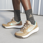 Кроссовки Nike ACG Lowcate, цвет Limestone/Dark Driftwood/Sail/Green Glow - фото 3