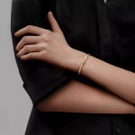 Браслет Tiffany & Co. T T1 Narrow Hinged, золото - фото 7