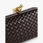 Миниатюрная кожаная сумка через плечо с узлом Bottega Veneta, цвет fondant-m brass - фото 2