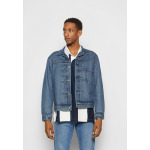 Джинсовая куртка Levi's TYPE I TRUCKER, оттенок цвета индиго, цвет medium indigo stonewash - фото 3