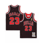 Аутентичный джерси из лиственных пород черного цвета Chicago Bulls 1996/97 с Майклом Джорданом для мальчиков и девочек для малышей Mitchell & Ness, черный - фото