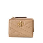 Tory Burch стеганый кошелек Kira с узором шеврон, нейтральный цвет - фото