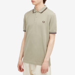 Поло Fred Perry Twin Tipped Polo, цвет Warm Grey & Brick - фото 2